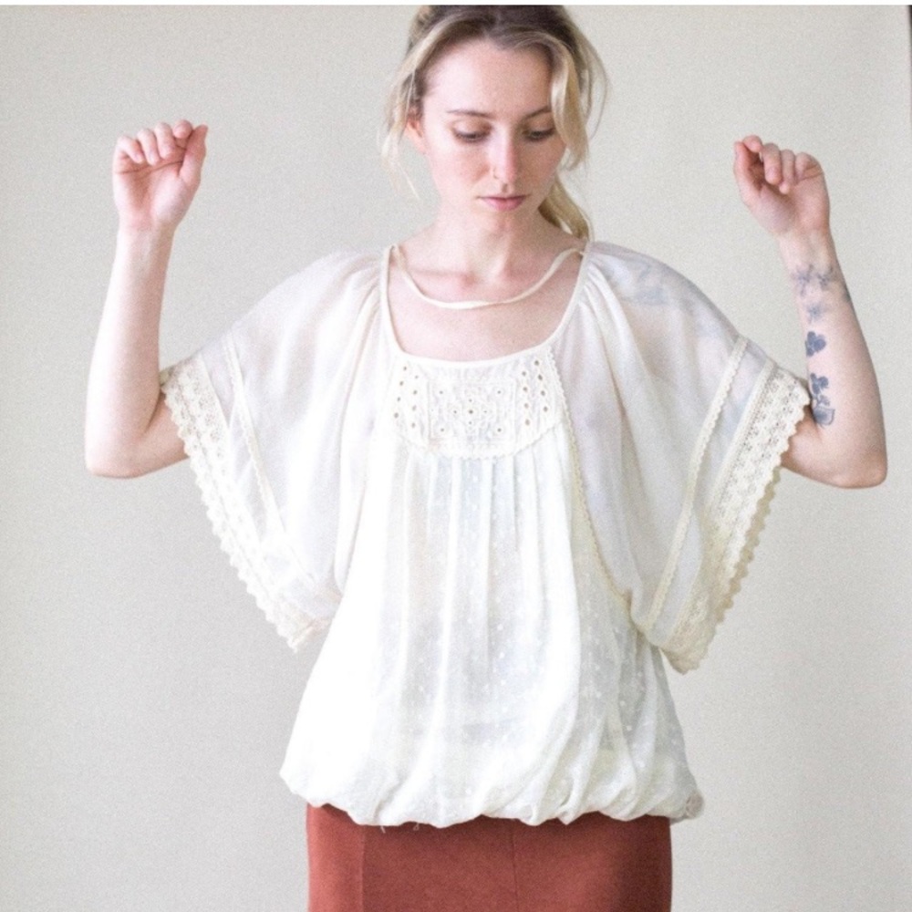 FREE PEOPLE VINTAGE Beautiful cream eyelet blouse boho flowy puff sleeve blouse